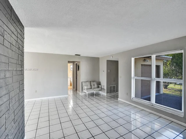 8550 NW 27th Pl, Sunrise FL 33322