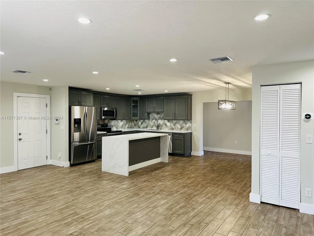 4924 SW 90th Way, Cooper City FL 33328