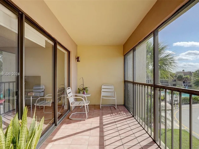 220 Lakeview Dr # 306, Weston FL 33326