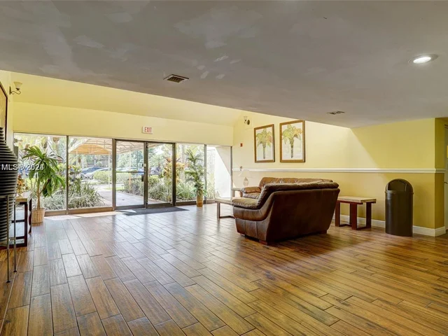 220 Lakeview Dr # 306, Weston FL 33326