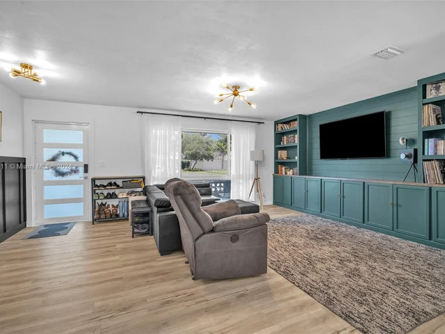 4601 Jackson St, Hollywood FL 33021