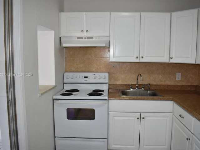 43 SW 10th St # 2E, Dania Beach FL 33004