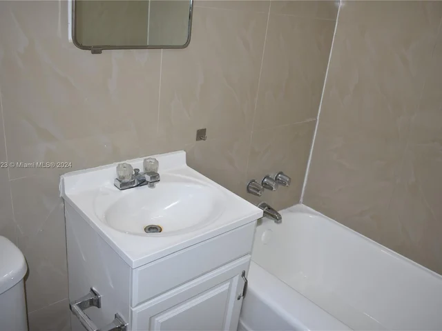 43 SW 10th St # 2E, Dania Beach FL 33004