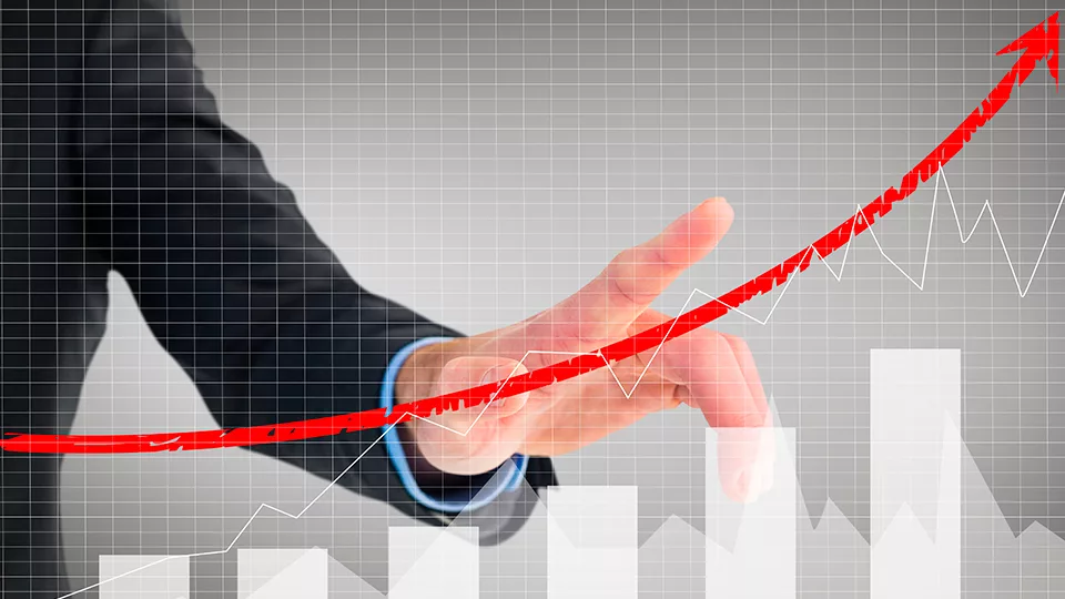 Hombre analizando la plusvalía inmobiliaria en una gráfica Hombre analizando la plusvalía inmobiliaria en una gráfica