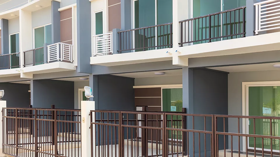 Townhouses de colores azul y blanco con balcones Townhouses de colores azul y blanco con balcones