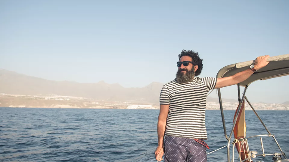Hombre disfrutando de los beneficios de vivir cerca del mar Hombre disfrutando de los beneficios de vivir cerca del mar
